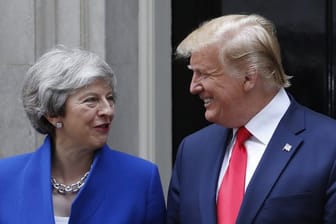 Theresa May und Donald Trump unterhalten sich vor 10 Downing Street in London, der Residenz der britischen Premierministerin.