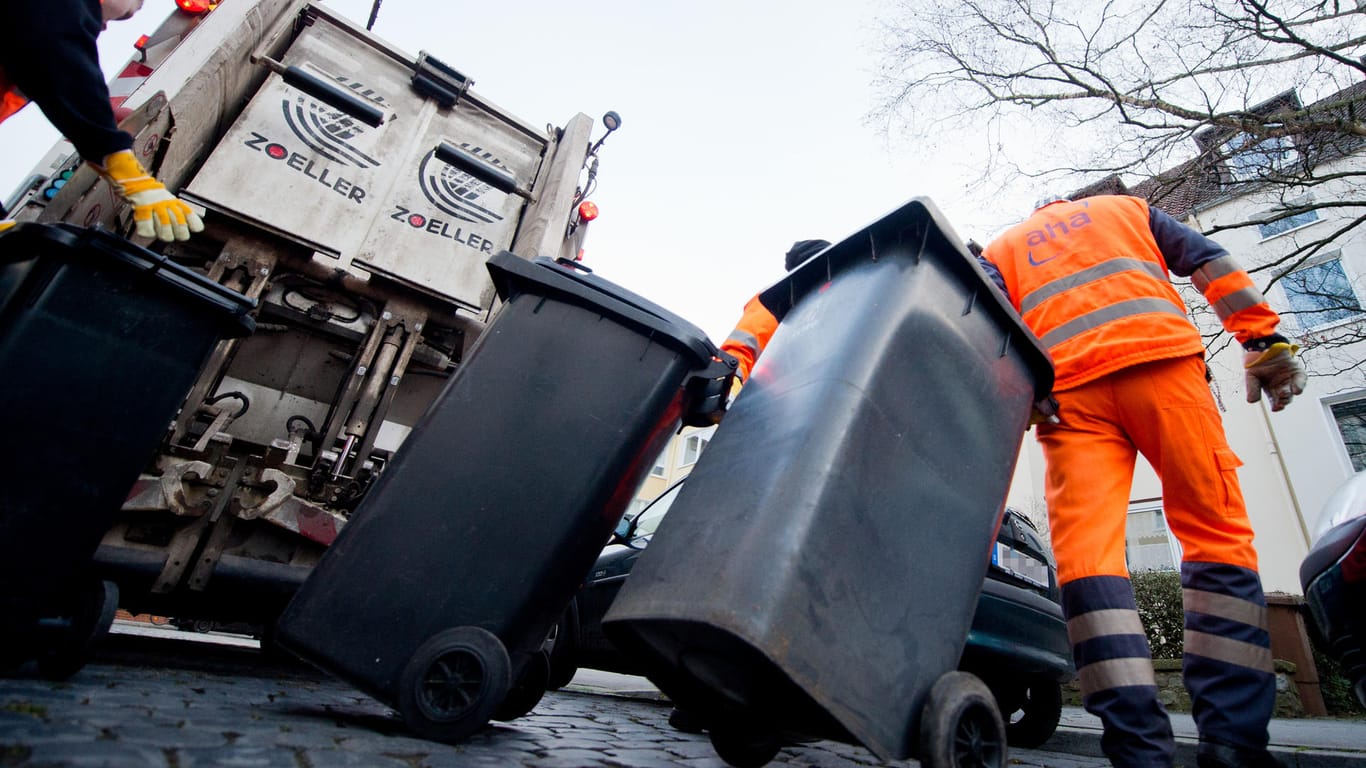 Müllabfuhr holt Tonnen für Haushaltsmüll ab: Die Gebühren für die Müllentsorgung unterscheiden sich in Deutschland.