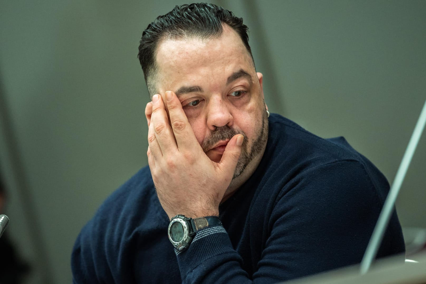 Der wegen Mordes an 100 Patienten an den Kliniken in Delmenhorst und Oldenburg angeklagte Niels Högel sitzt am Prozesstag im Gerichtssaal.