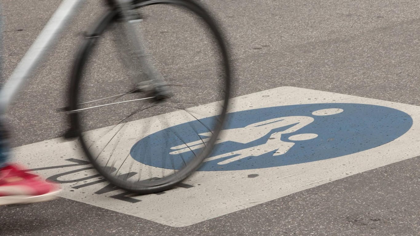 Ein Fahrrad fährt in der Fußgängerzone: Bei einem Unfall wurde ein drei Monate alter Säugling verletzt. (Symbolbild)
