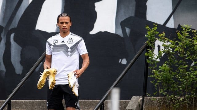 Leroy Sané kommt zum Training der Nationalmannschaft in Venlo.