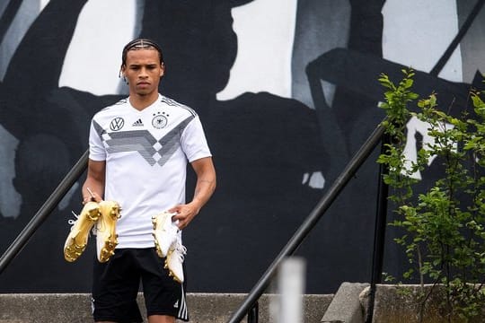 Leroy Sané kommt zum Training der Nationalmannschaft in Venlo.