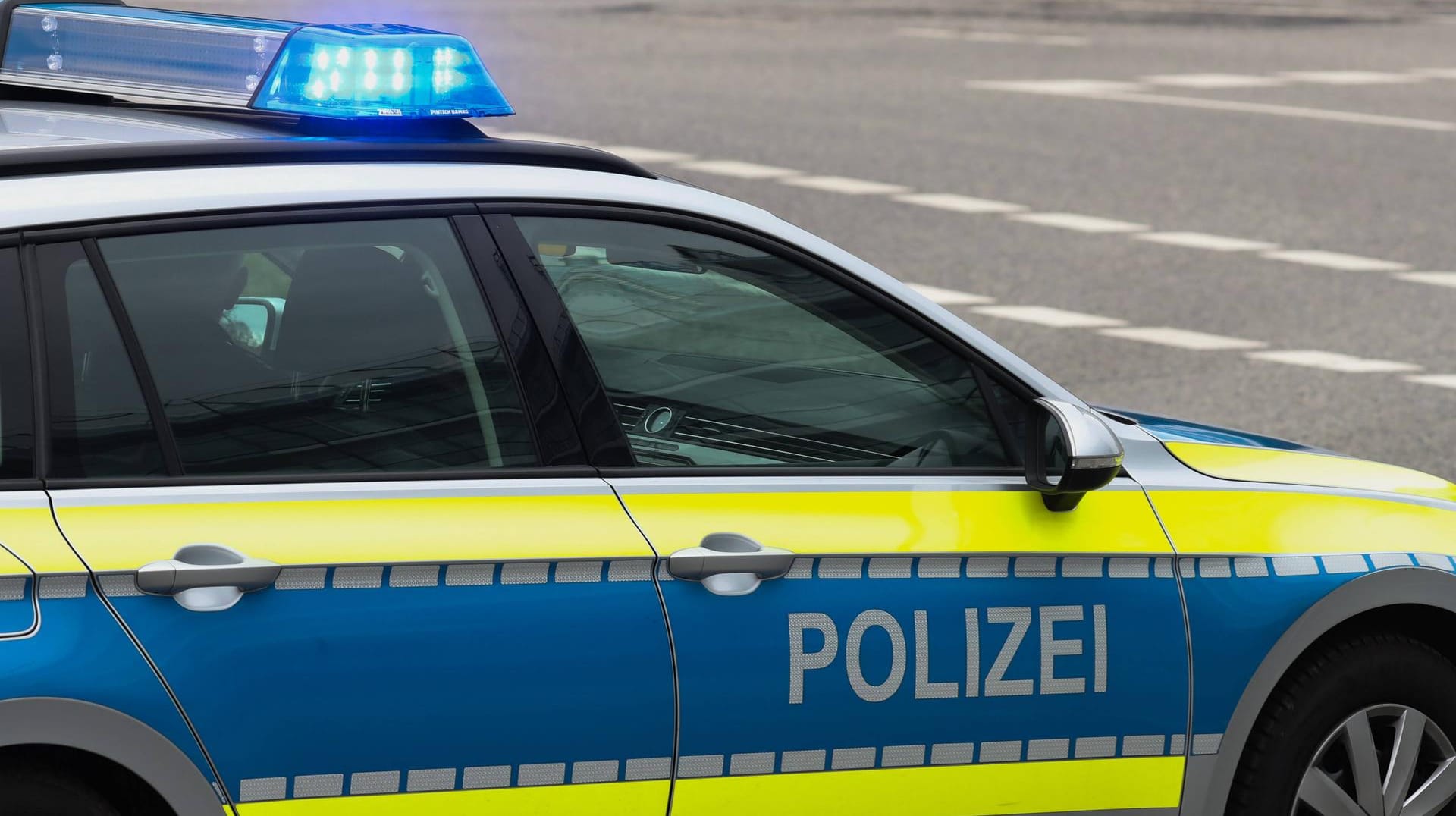 Polizeiwagen im Einsatz: Eine Auseinandersetzung zwischen drei Männern endete für einen Beteiligten im Krankenhaus. (Symbolbild)