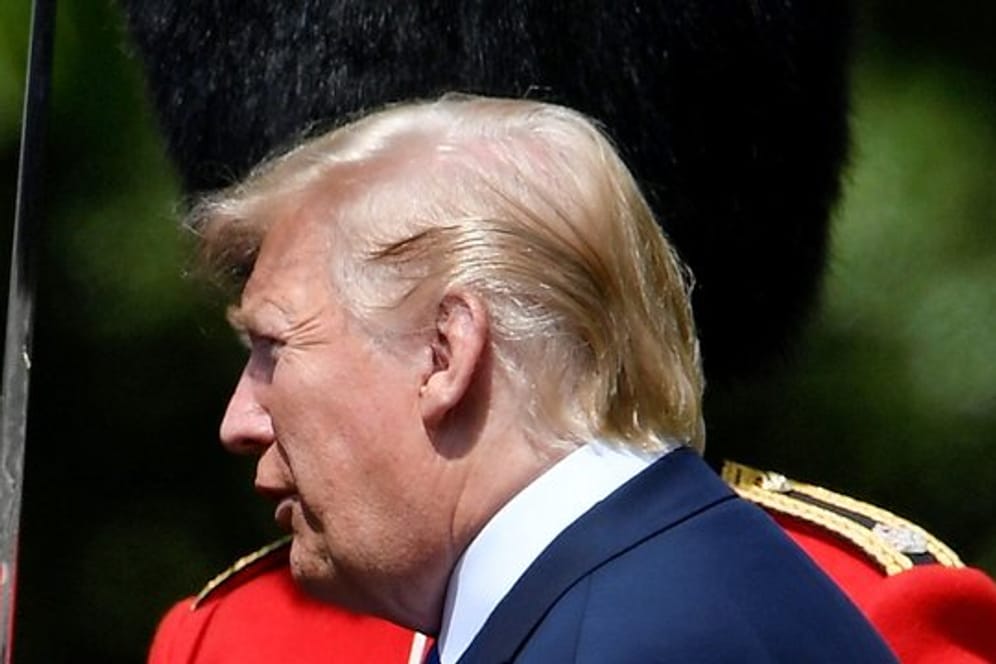 Donald Trump nimmt die Ehrenwache im Garten des Buckingham Palastes ab.