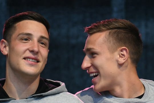 Die Gebrüder Schlotterbeck, Keven (l) und Nico Schlotterbeck, bleiben beim SC Freiburg.