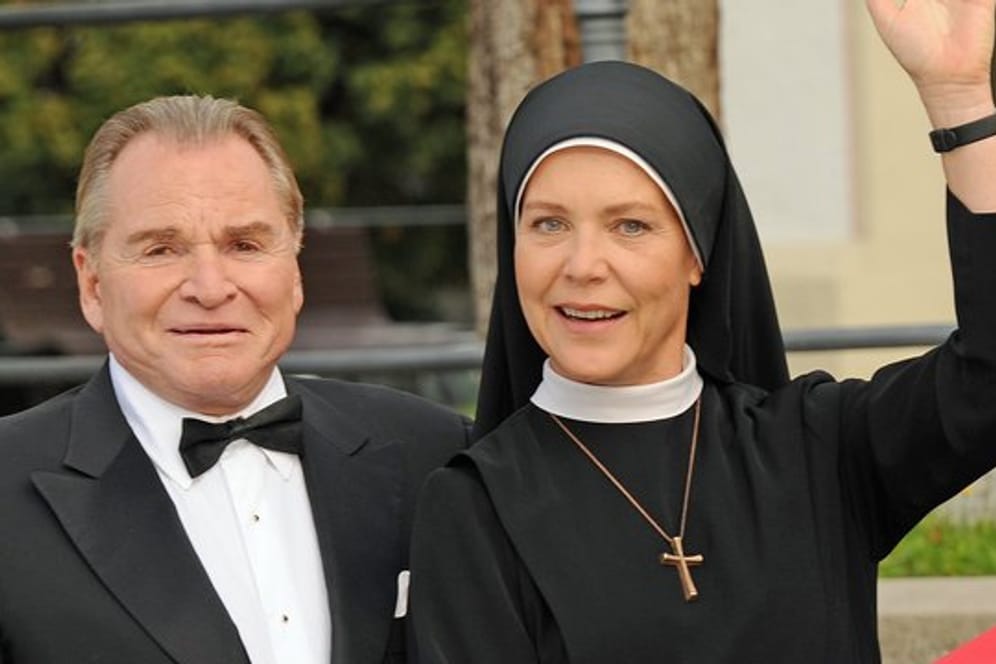 Fritz Wepper (Bürgermeister Wolfgang Wöller) und Janina Hartwig (Schwester Hanna) während einer Drehpause zur ARD-Fernsehserie "Um Himmels Willen".