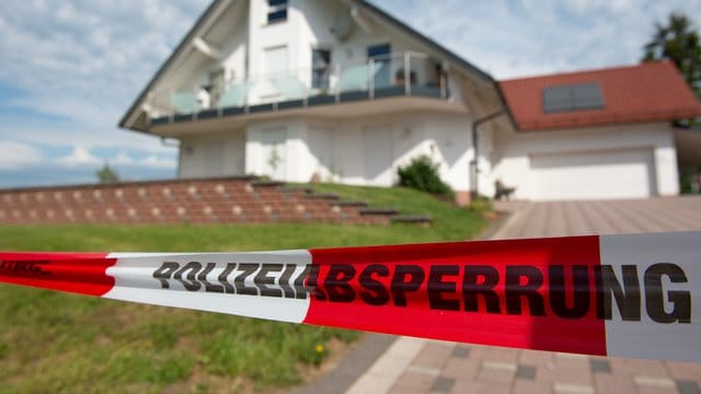 Absperrband vor dem Haus des verstorbenen Kasseler Regierungspräsidenten Walter Lübcke (CDU).