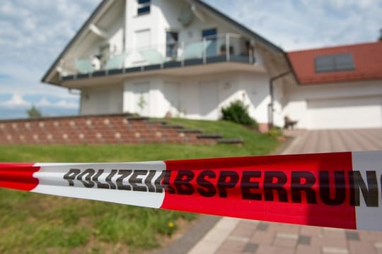 Absperrband vor dem Haus des verstorbenen Kasseler Regierungspräsidenten Walter Lübcke (CDU).