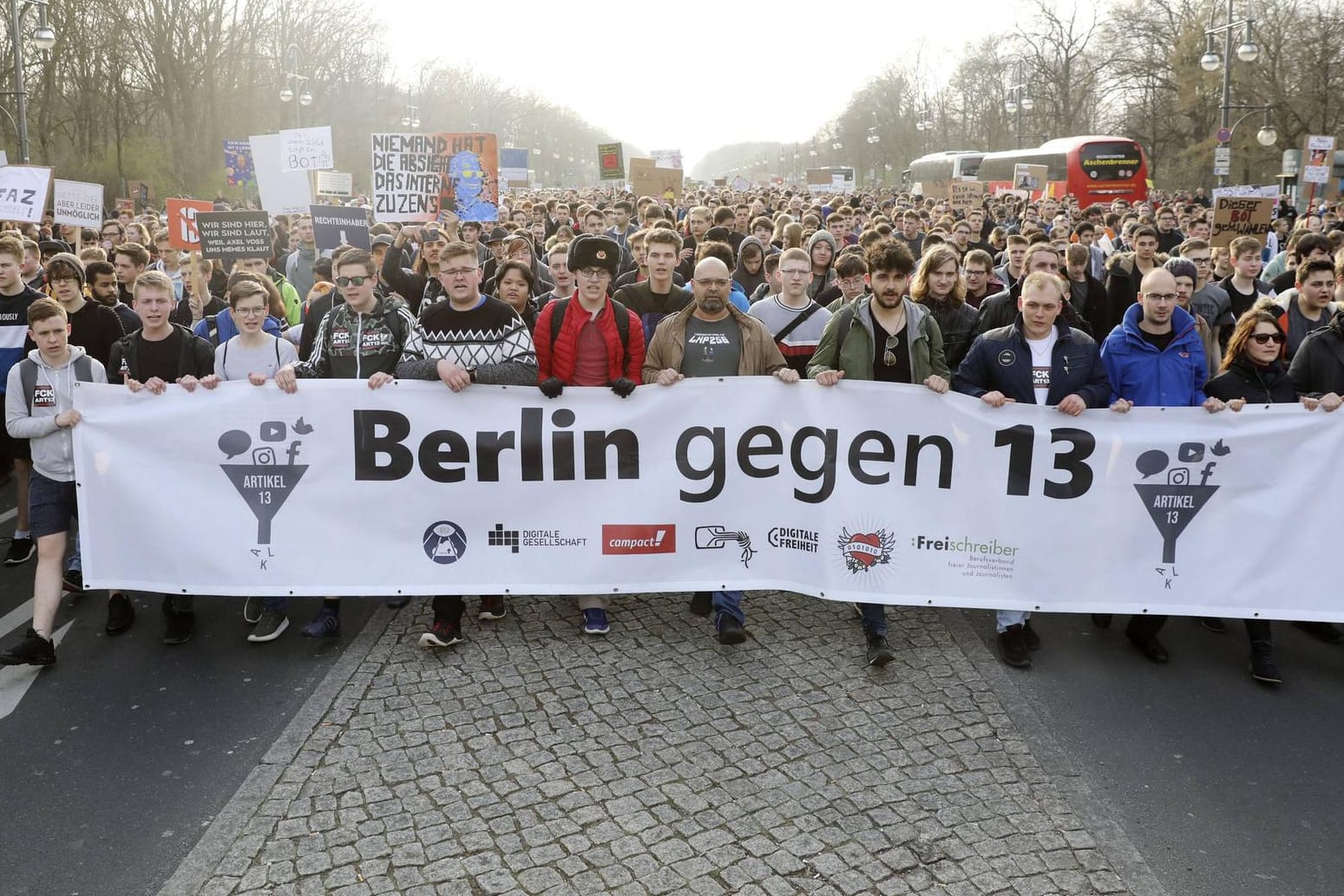 Protestmarsch in Berlin: Die Teilnehmer demonstrieren gegen die EU-Urheberrechtsreform zum Artikel 13 und gegen die Neuregelungen zu Uploadfiltern.