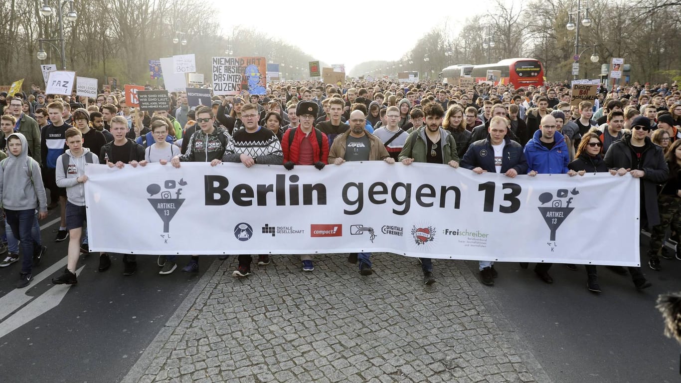 Protestmarsch in Berlin: Die Teilnehmer demonstrieren gegen die EU-Urheberrechtsreform zum Artikel 13 und gegen die Neuregelungen zu Uploadfiltern.