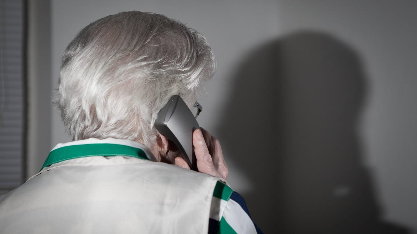 Eine Seniorin am Telefon: Trickbetrüger ergaunern Geld und Wertsachen von alten Menschen. (Symbolbild)
