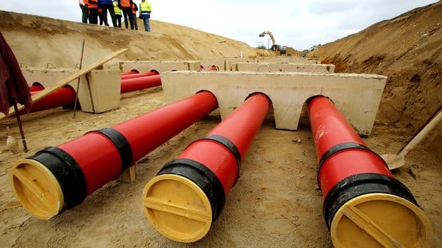 Nach massenhaften Bürgerprotesten sollen die Leitungen nun größtenteils unterirdisch verlegt werden.