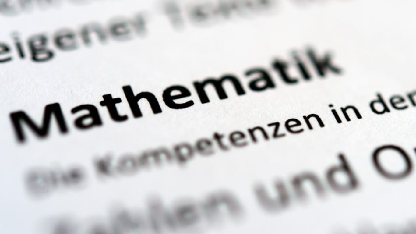 Die Hamburger Schulbehörde hatte bestätigt, dass zwei der vier Mathematik-Abituraufgaben des grundlegenden Niveaus zu schwer gewesen seien.