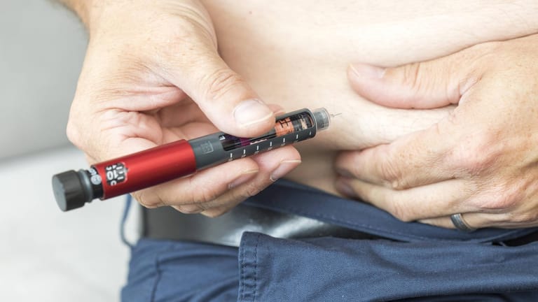 Diabetiker spritzt sich Insulin: Menschen mit Diabetes müssen nicht nur auf ihren Blutzuckerspiegel achten.