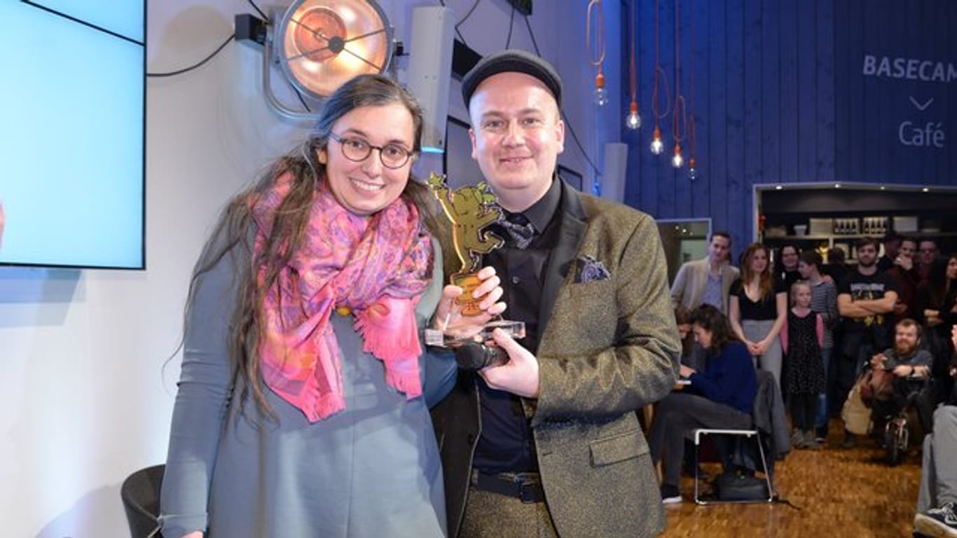 Den Goldenen Blogger als Bloggerin des Jahres 2018 erhielt Marie Sophie Hingst für ihr Blog "Read on my dear" von Award-Mitgründer Daniel Fiene.