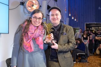 Den Goldenen Blogger als Bloggerin des Jahres 2018 erhielt Marie Sophie Hingst für ihr Blog "Read on my dear" von Award-Mitgründer Daniel Fiene.