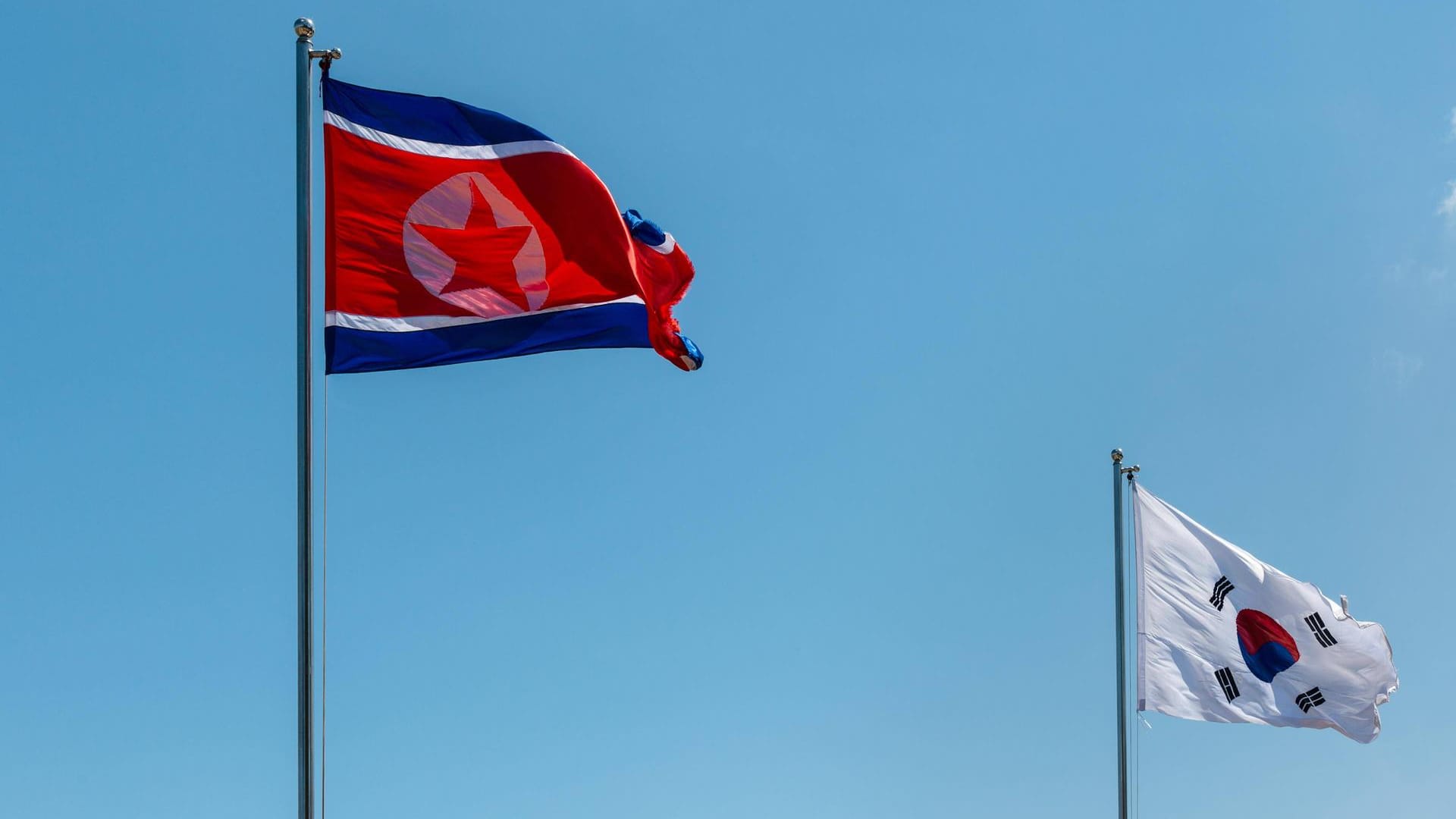 Nordkoreanische und südkoreanische Flagge: In Nordkorea haben viele Völker nicht genügend Lebensmittel. Nordkoreanische und südkoreanische Flagge: In Nordkorea haben viele Völker nicht genügend Lebensmittel.