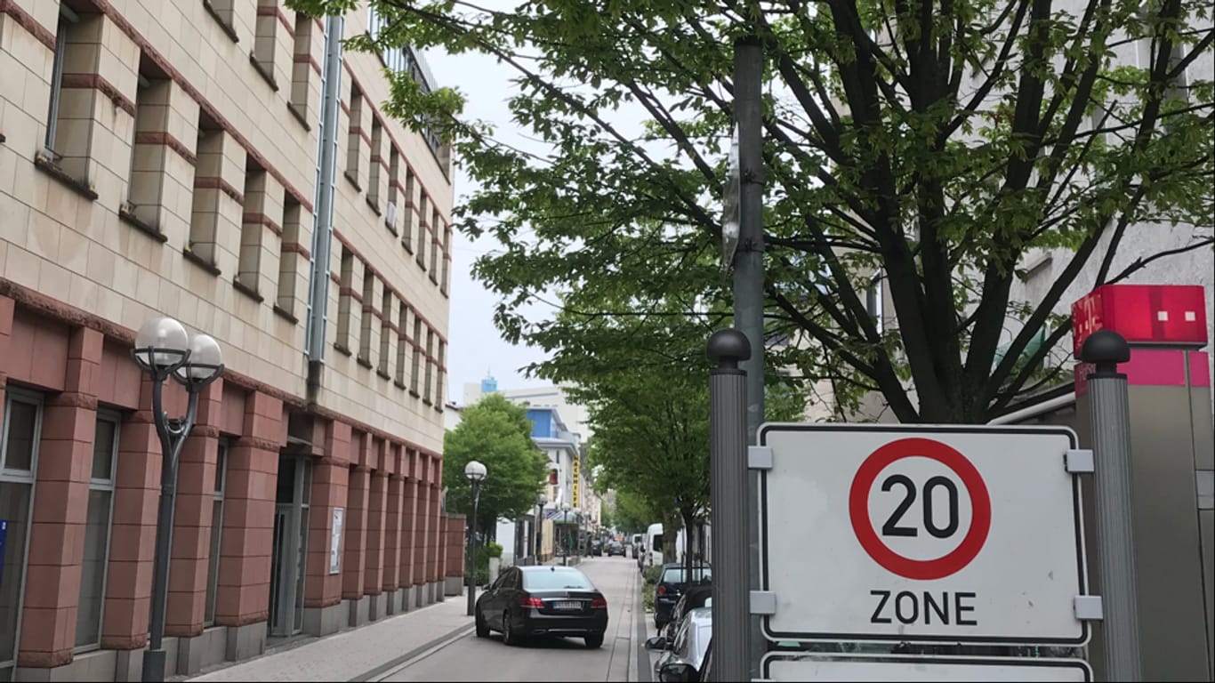 Langstraße in Hanau: Auch von Radarfallen lassen sich die Raser nicht bremsen.