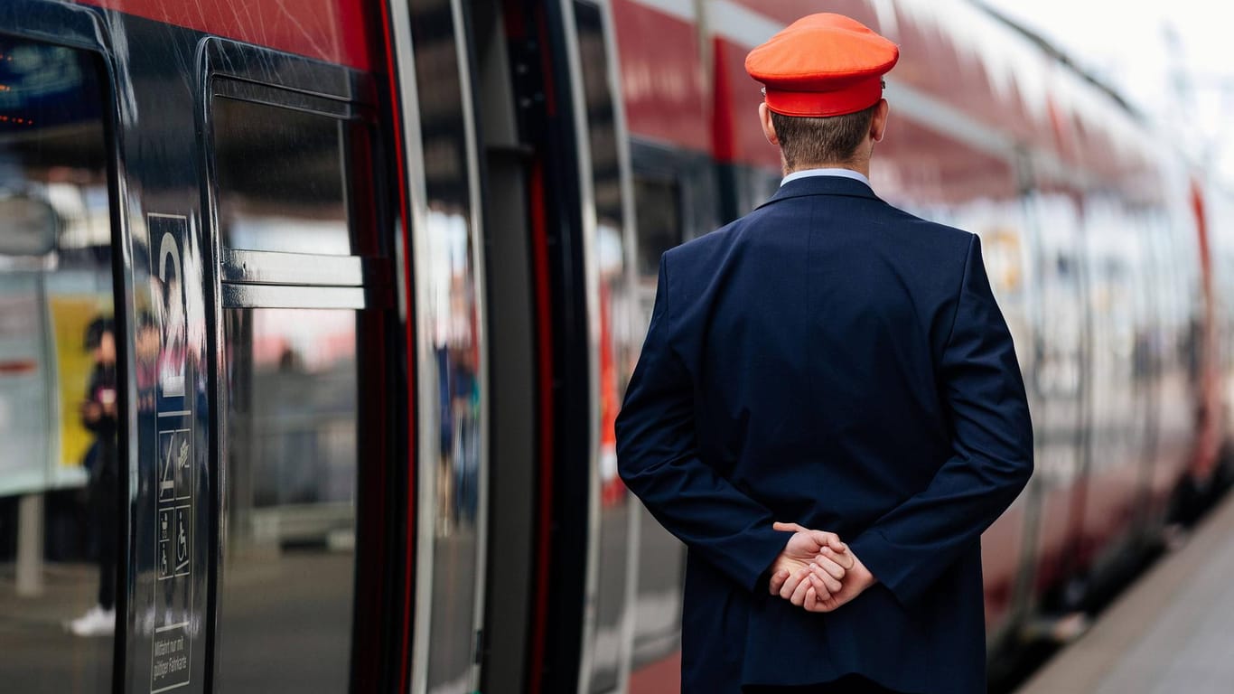 Schaffner am Bahnsteig: Ein Mädchen ist alleine mit der Bahn nach Nürnberg gereist. (Symbolbild)