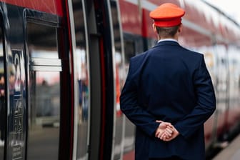 Schaffner am Bahnsteig: Ein Mädchen ist alleine mit der Bahn nach Nürnberg gereist. (Symbolbild)