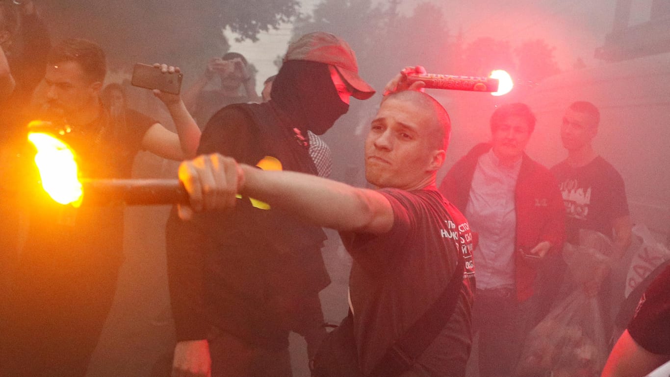 Perejaslaw-Chmelnitskyj in der Zentralukraine: Wütende Demonstranten feuern Leuchtraketen auf Beamte.
