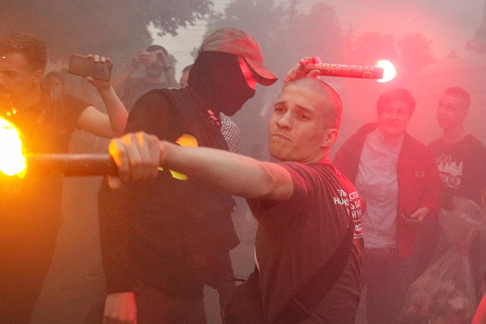 Perejaslaw-Chmelnitskyj in der Zentralukraine: Wütende Demonstranten feuern Leuchtraketen auf Beamte.