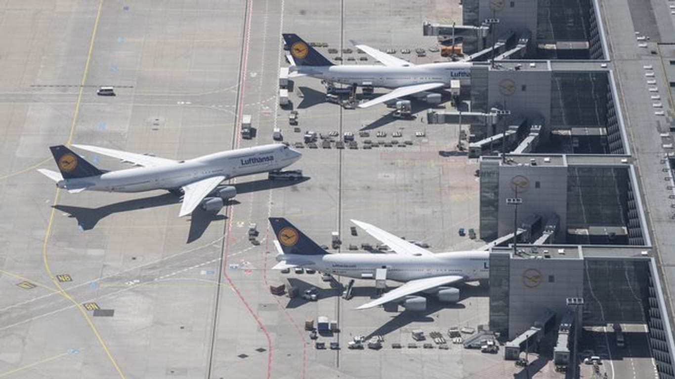 Bislang mit steuerfreiem Kerosin unterwegs: Lufthansa-Jets an Terminal 1 des Flughafens Frankfurt.