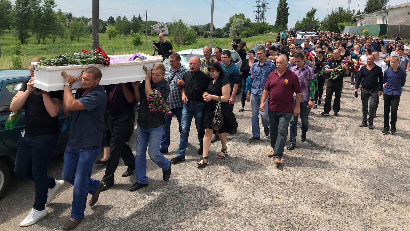 Trauer um Kyrylo (5): Angehörige tragen den offenen Sarg mit dem Leichnam des Kindes zu seiner Beerdigung.
