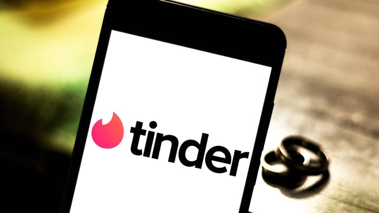 Die Dating-App Tinder: Eine Frau lernte auf der Plattform einen Betrüger kennen.