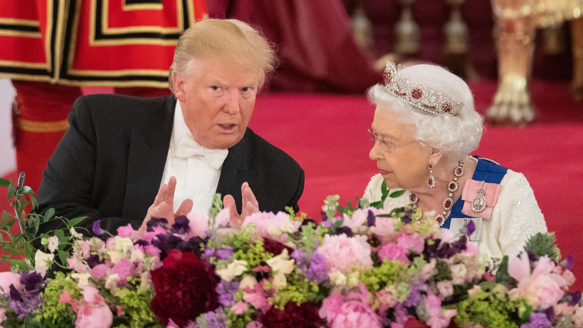 Eine Reise nach Trumps Geschmack: Die britische Königin Elisabeth II. und Donald Trump unterhalten sich im Buckingham Palast während des Staatsbanketts.