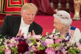 Eine Reise nach Trumps Geschmack: Die britische Königin Elisabeth II. und Donald Trump unterhalten sich im Buckingham Palast während des Staatsbanketts.