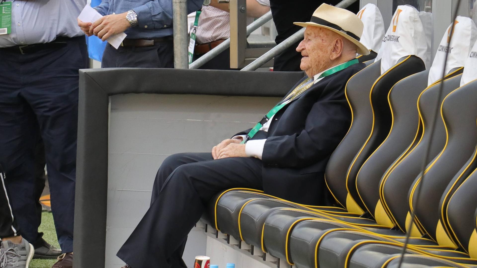 Ex-DFB-Präsident Egidius Braun auf der Tribüne in Aachen.