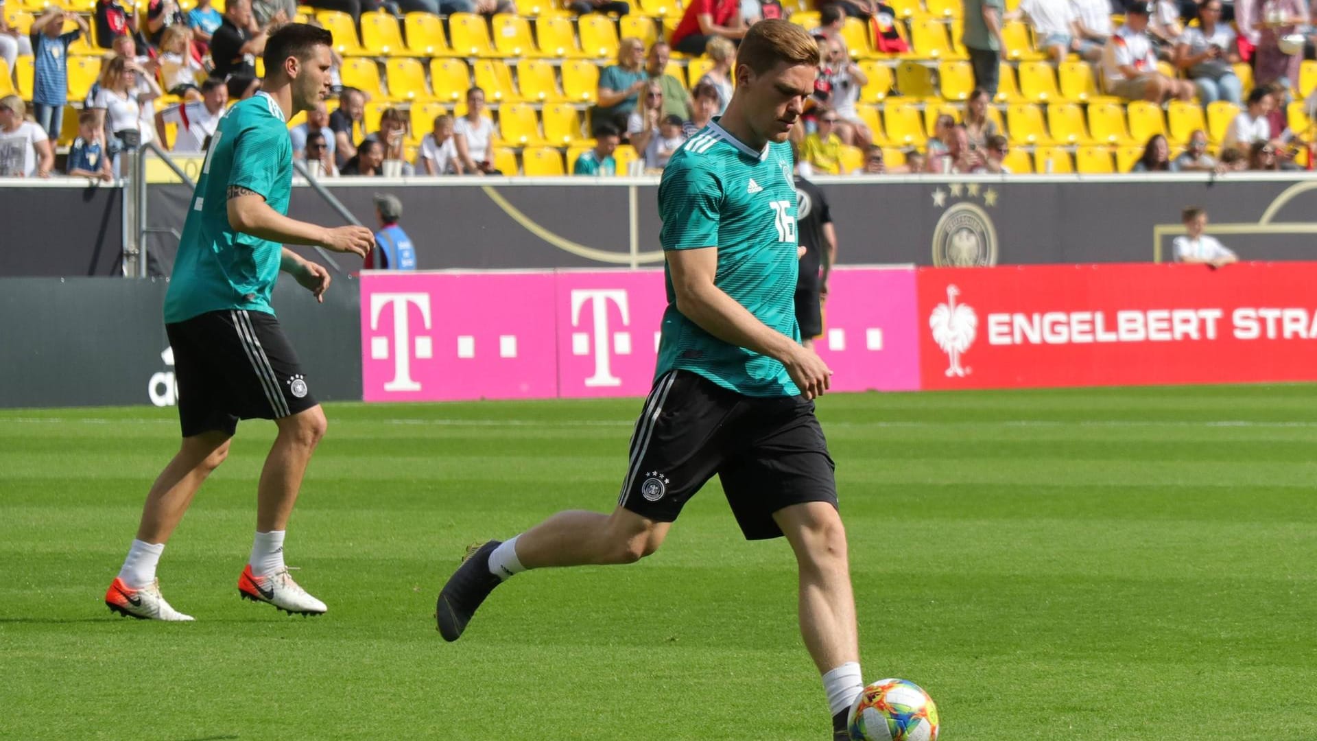 Öffentliches Training: Marcel Halstenberg beim Warmmachen im Stadion in Aachen.