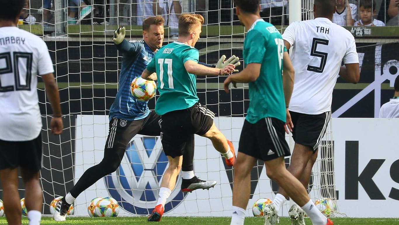 Marco Reus trifft gegen Manuel Neuer zum ersten Tor für das grüne Team.