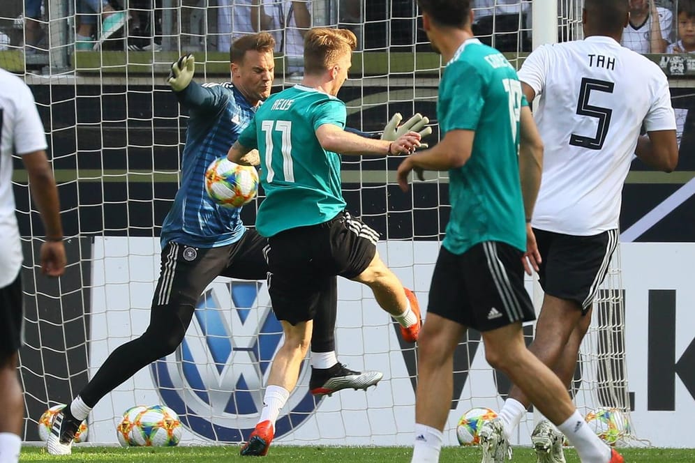 Marco Reus trifft gegen Manuel Neuer zum ersten Tor für das grüne Team.