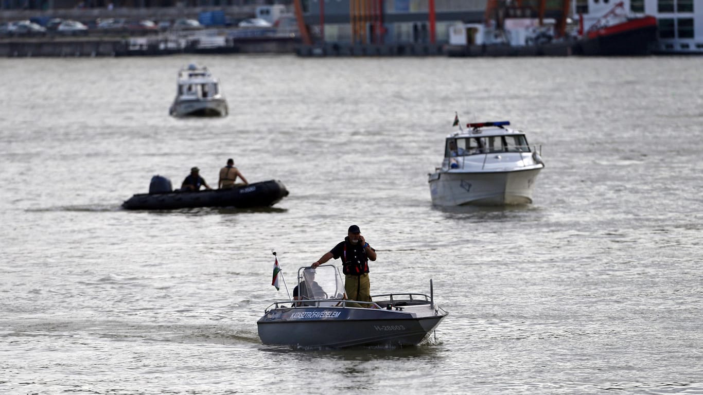 Die Suche hält an: Einsatzkräfte auf Booten suchen die Donau bei Budapest in Ungarn ab.