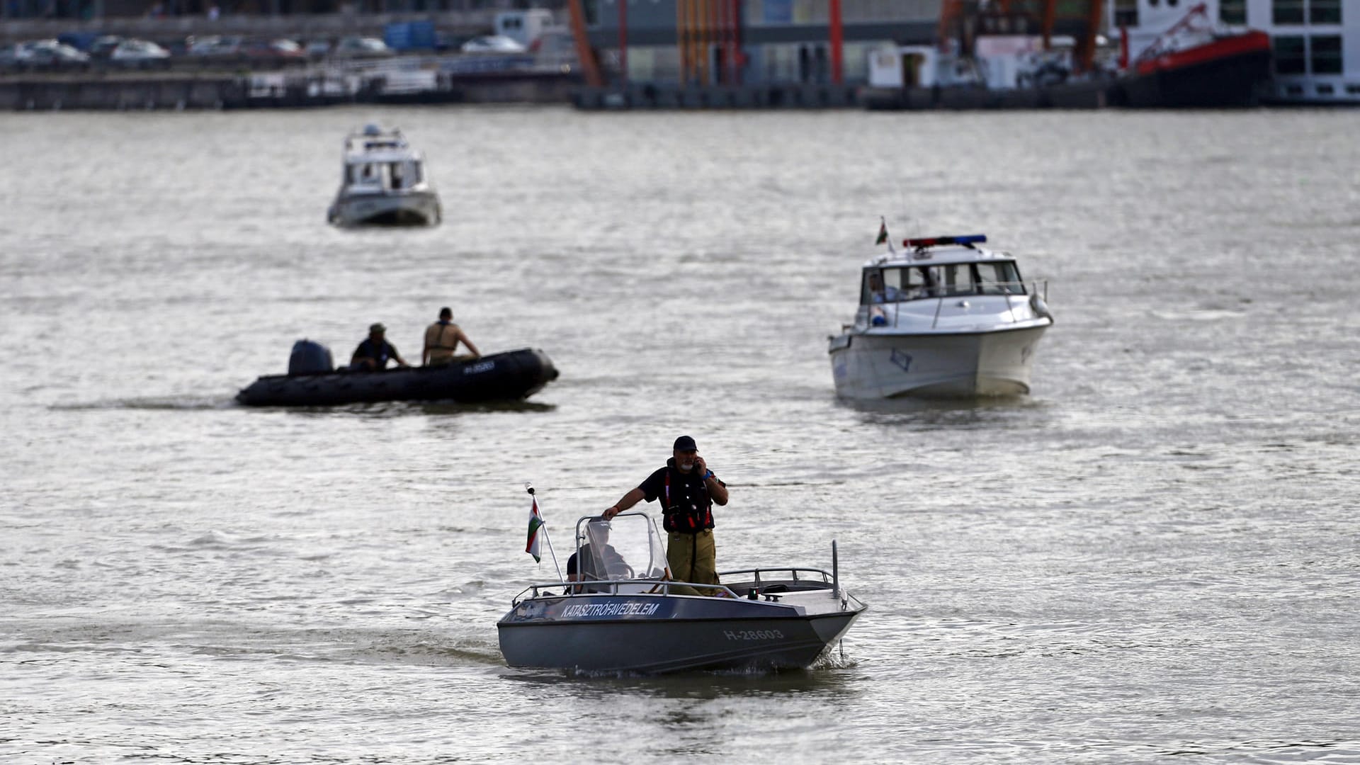 Die Suche hält an: Einsatzkräfte auf Booten suchen die Donau bei Budapest in Ungarn ab.