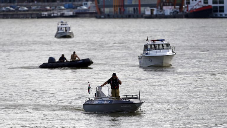 Die Suche hält an: Einsatzkräfte auf Booten suchen die Donau bei Budapest in Ungarn ab.