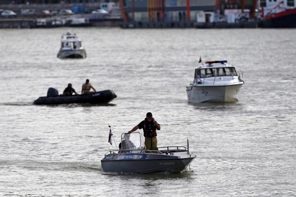 Die Suche hält an: Einsatzkräfte auf Booten suchen die Donau bei Budapest in Ungarn ab.