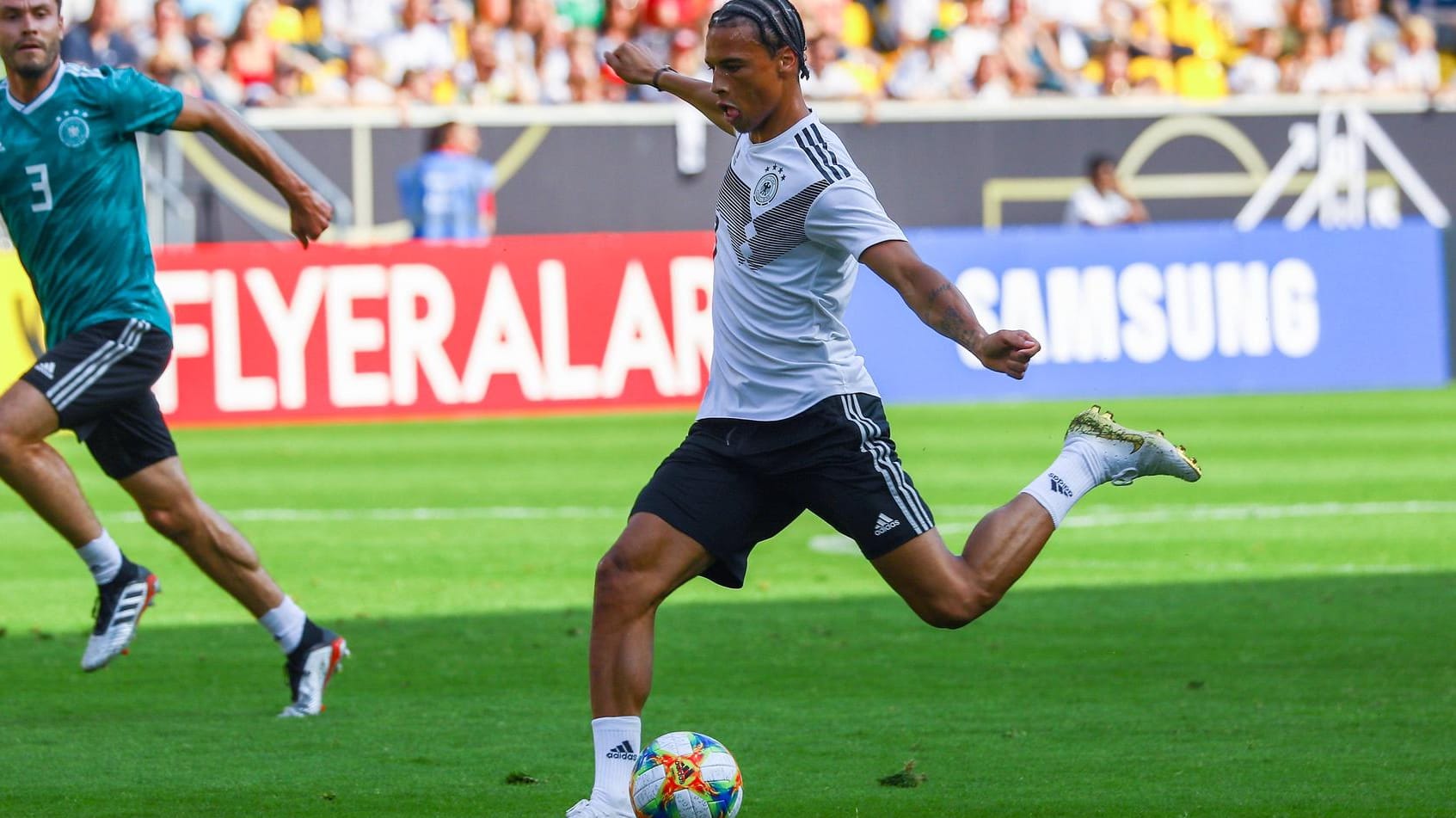 Leroy Sané (r.) zieht ab. Das Ergebnis: Der Anschlusstreffer für das weiße Team.