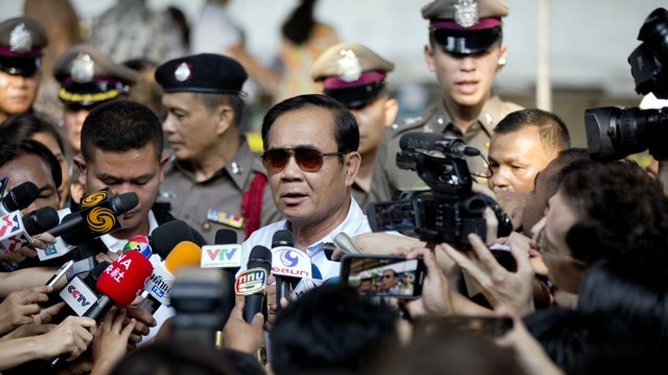 Prayut Chan-o-cha (M) bleibt Premierminister von Thailand.