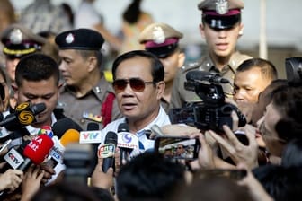 Prayut Chan-o-cha (M) bleibt Premierminister von Thailand.