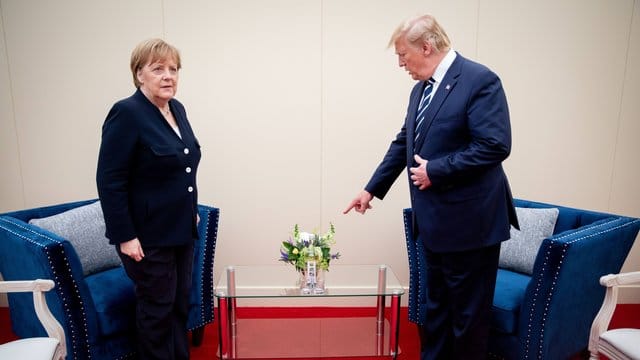 Bundeskanzlerin Merkel und US-Präsident Trump kommen in Portsmouth zu einem kurzen Gespräch zusammen. Bundeskanzlerin Merkel und US-Präsident Trump kommen in Portsmouth zu einem kurzen Gespräch zusammen.