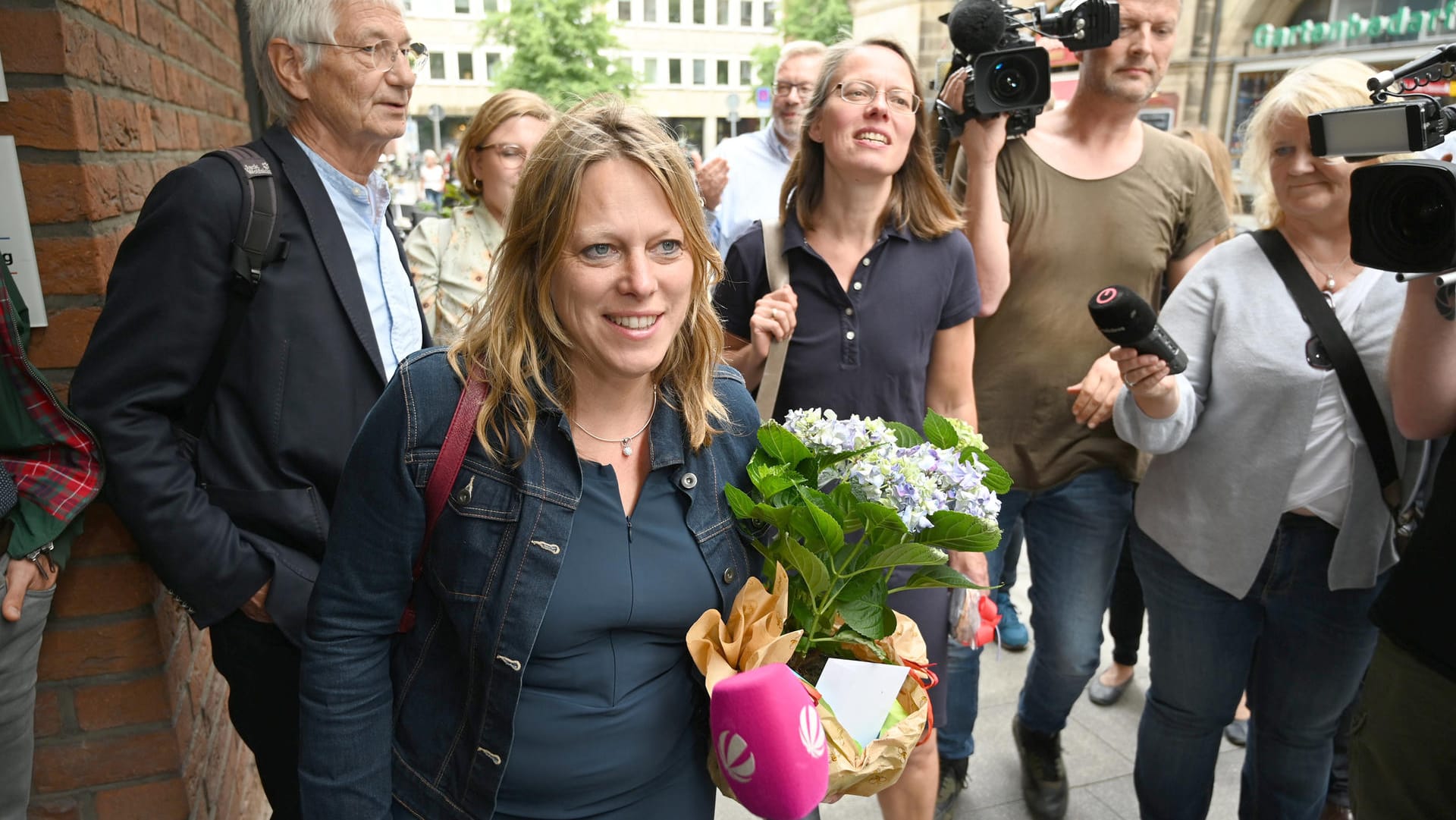 Bereit für Rot-Grün-Rot: Maike Schaefer, Spitzenkandidatin der Grünen in Bremen, mit Hermann Kuhn, Co-Vorsitzender der Grünen, und Sascha Karolin Aulepp (3.v.l.), Landesvorsitzende der SPD.