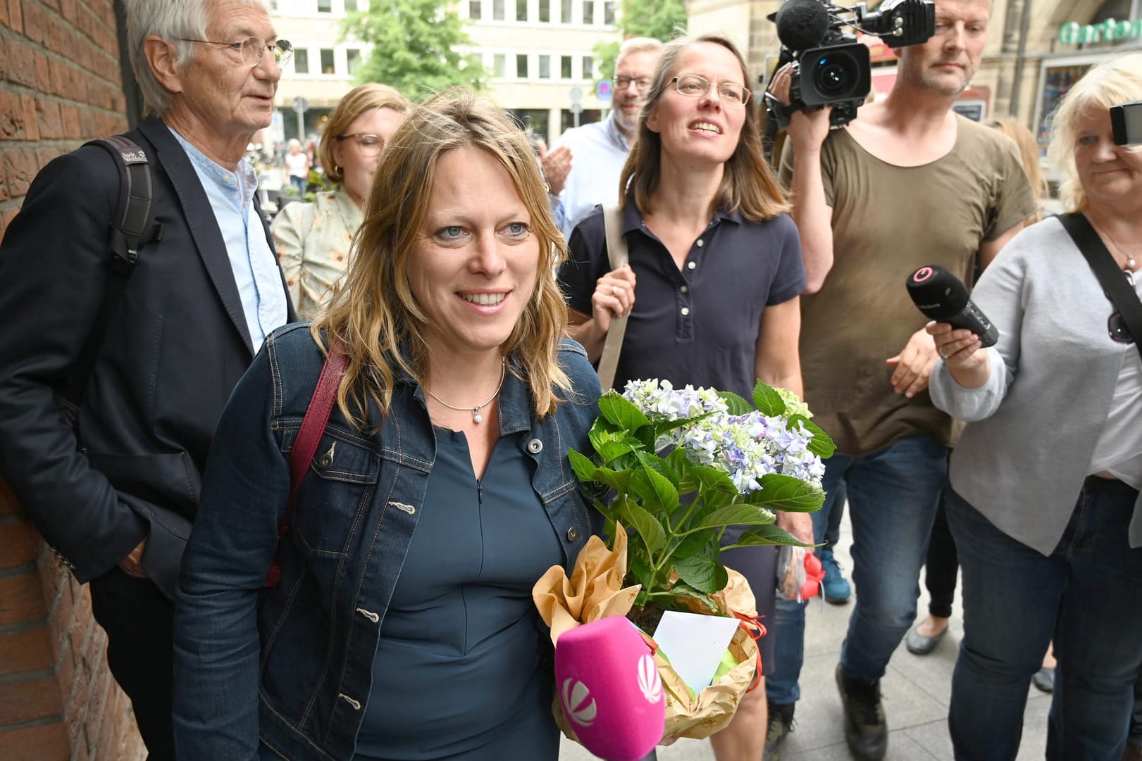 Bereit für Rot-Grün-Rot: Maike Schaefer, Spitzenkandidatin der Grünen in Bremen, mit Hermann Kuhn, Co-Vorsitzender der Grünen, und Sascha Karolin Aulepp (3.v.l.), Landesvorsitzende der SPD.