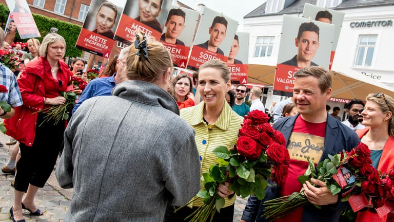 Mette Frederiksen (3.v.r), Vorsitzende der sozialdemokratischen Partei von Dänemark bei einer Wahlkampfveranstaltung: Die Sozialdemokraten liegen bei der Parlamentswahl laut Prognosen vorn.
