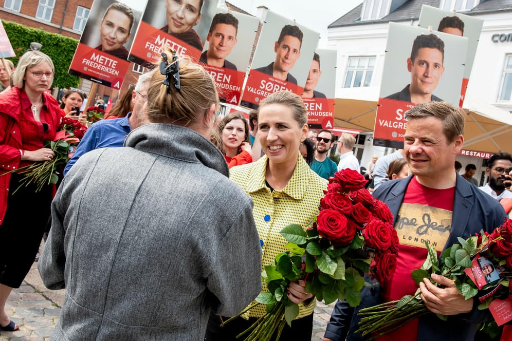 Mette Frederiksen (3.v.r), Vorsitzende der sozialdemokratischen Partei von Dänemark bei einer Wahlkampfveranstaltung: Die Sozialdemokraten liegen bei der Parlamentswahl laut Prognosen vorn.