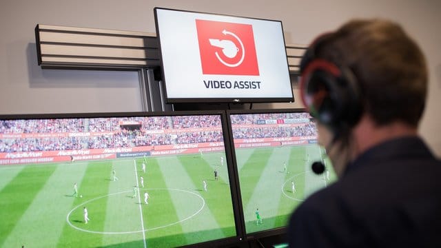 In England sollen die Entscheidungen des Videoschiedsrichters auf der Leinwand gezeigt werden. In England sollen die Entscheidungen des Videoschiedsrichters auf der Leinwand gezeigt werden.