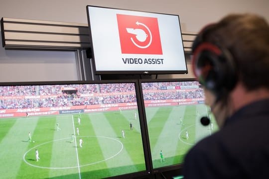 In England sollen die Entscheidungen des Videoschiedsrichters auf der Leinwand gezeigt werden.