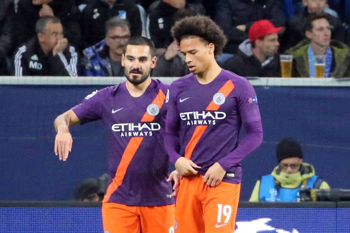 Ilkay Gündogan (l.) mit Leroy Sané: Der Mittelfeldspieler glaubt nicht einen Wechsel seines Teamkollegen bei Manchester City..